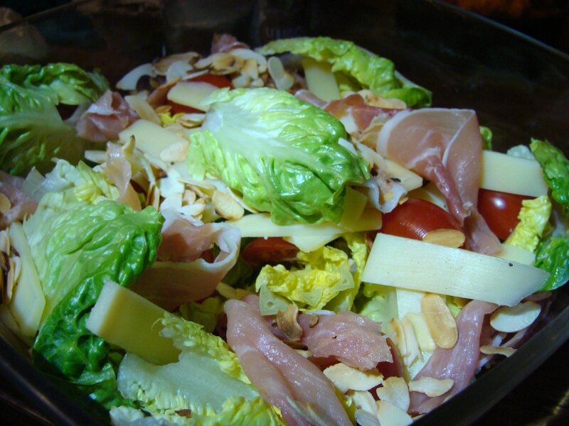 SALADE DE SUCRINE, JAMBON ITALIEN, COMTE, VINAIGRETTE A L'HUILE DE NOISETTE