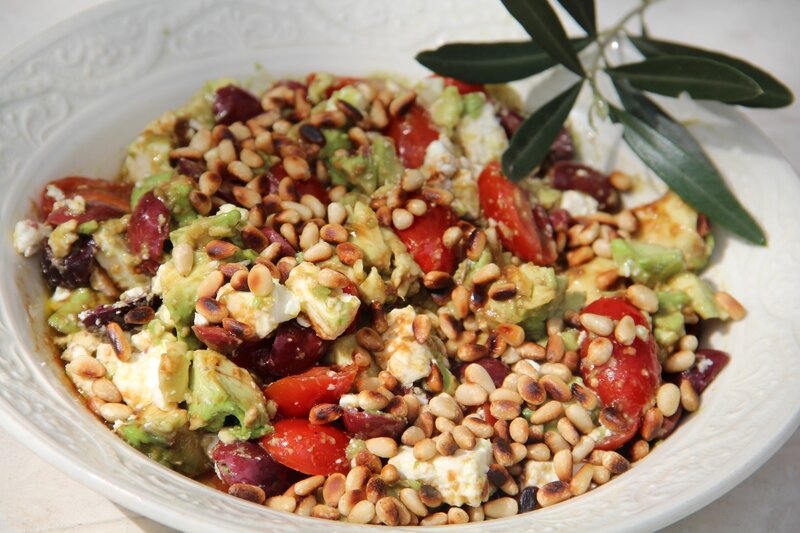 SALADE DU PELOPONNESE (OLIVES KALAMATA, AVOCATS, FETA, PIGNONS ET TOMATES)