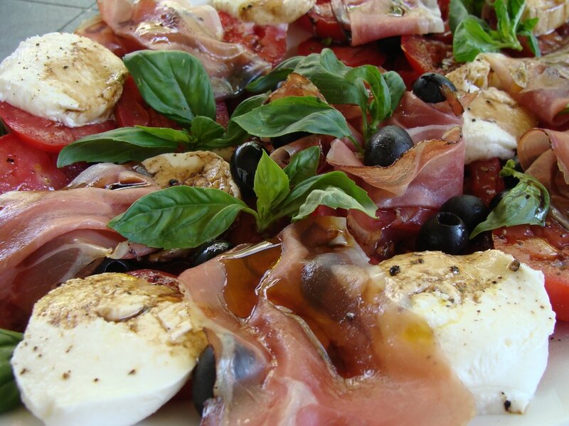 SALADE ITALIENNE : TOMATES, MOZZARELLA, SPECK, BASILIC ET OLIVES NOIRES