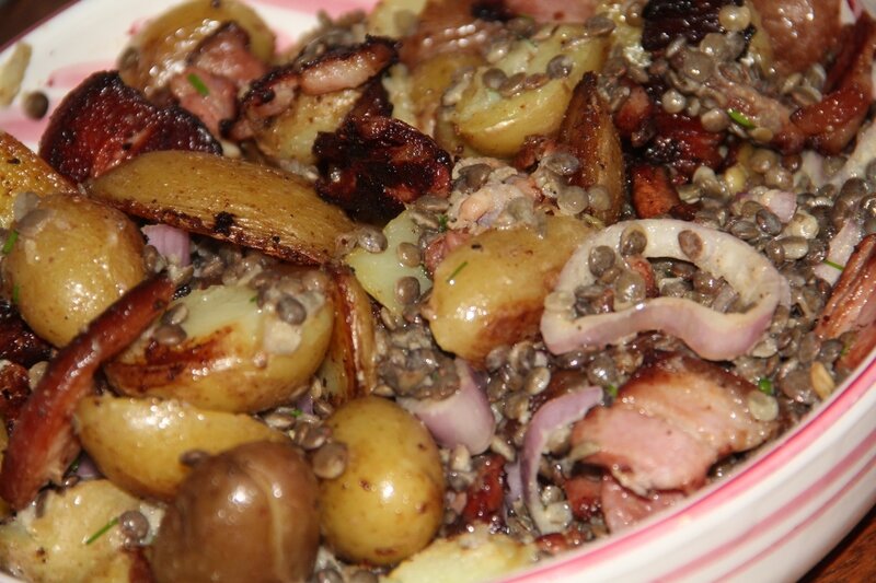 SALADE TIEDE DE LENTILLES ET POMMES DE TERRE GRENAILLE A LA POITRINE FUMEE