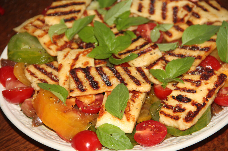 SALADE TOMATES MULTICOLORES ET HALLOUMI