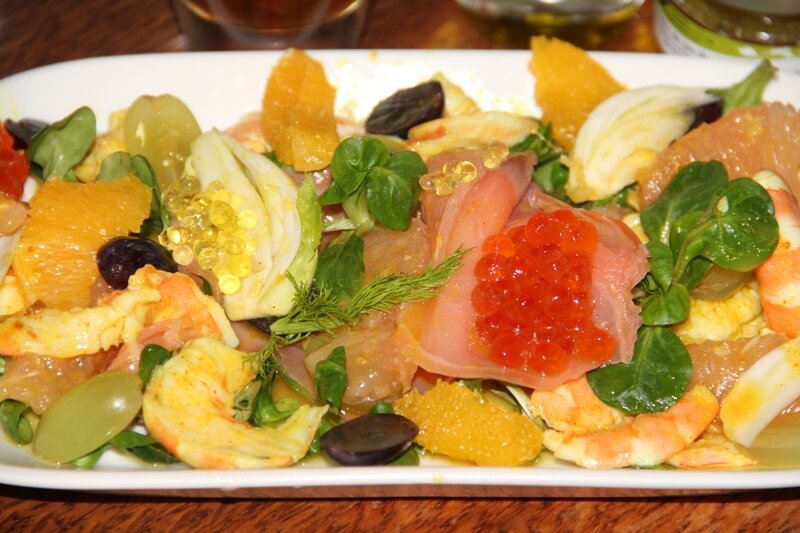 SALADE VALENTINE SAUMON FUME, CREVETTES ET AGRUMES, RAISINS FRAIS, FENOUIL, VINAIGRETTE AUX AGRUMES