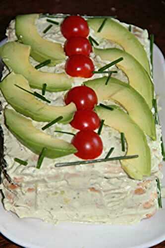 SANDWICH-CAKE AVOCAT, MOZZARELLA, TOMATES CERISE FROMAGE FRAIS