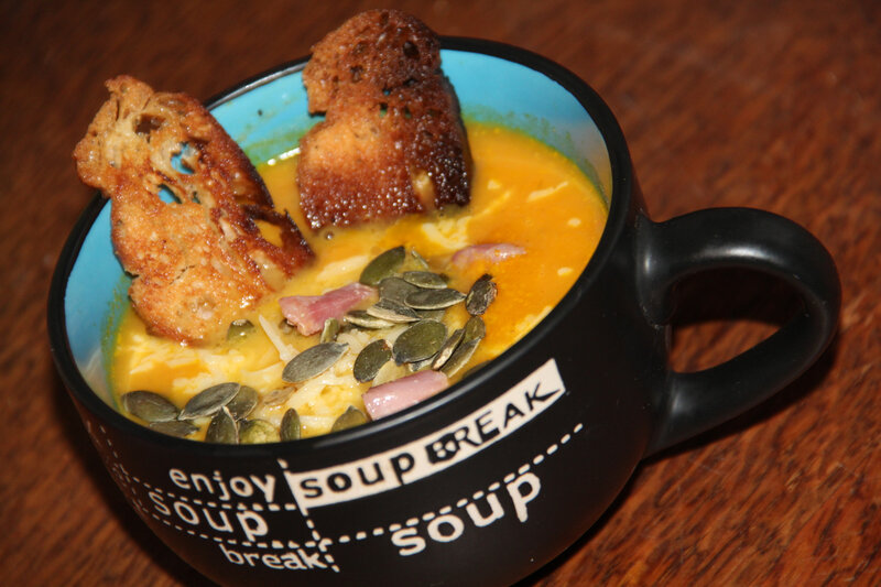 SOUPE A LA COURGE MUSQUEE SUCRINE DU BERRY, A LA CAROTTE, A LA POMME ET AU LAIT DE COCO