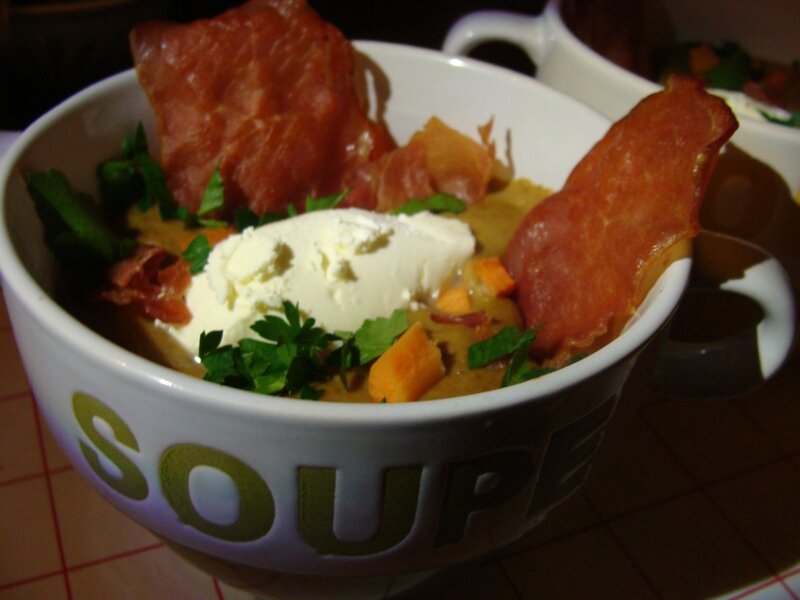 SOUPE DE LENTILLES, CHIPS DE BACON ET QUENELLE DE MASCARPONE