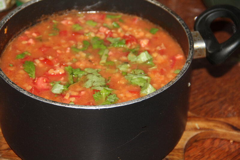 SOUPE DE LENTILLES CORAIL A LA TOMATE ET SA GARNITURE DE TOMATES EPICEES