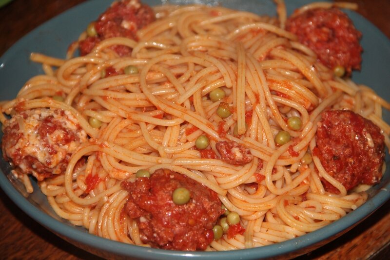 SPAGHETTI ET BOULETTES DE MERGUEZ EN SAUCE TOMATE ET PETITS POIS