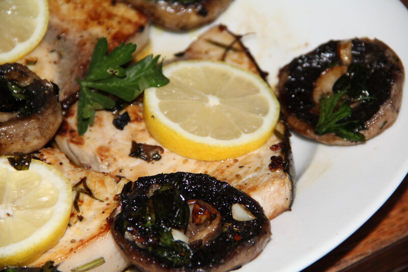 STEAKS D'ESPADON MARINES ET CHAMPIGNONS GRILLES A LA PLANCHA