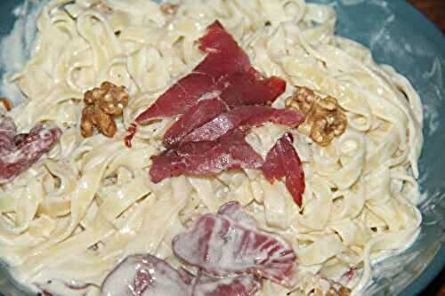 TAGLIATELLES A LA CREME DE ROQUEFORT, NOIX ET MAGRETS SECHES