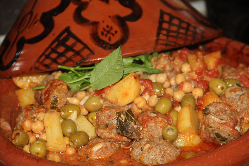 TAJINE AUX BOULETTES DE VIANDE KEFTA ET POMMES DE TERRE, SAUCE A LA TOMATE