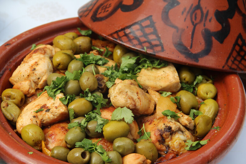 TAJINE DE POULET, CITRONS CONFITS, OLIVES VERTES ET CORIANDRE