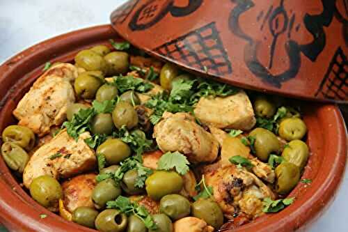 TAJINE DE POULET, CITRONS CONFITS, OLIVES VERTES ET CORIANDRE