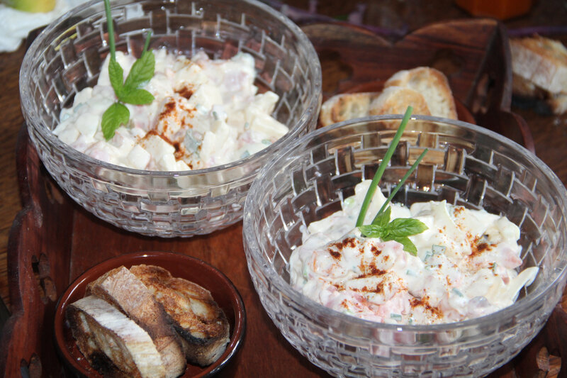 TARTARE DE POISSONS FUMES, POMME, OIGNON FRAIS, SAUCE CREMEUSE