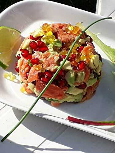 TARTARE DE SAUMON FUME, AVOCAT ET GRENADE