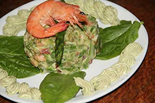 TARTARES D'ASPERGES VERTES, TOMATES ET CREVETTES, CREME D'AVOCAT AUX CAPRES ET BASILIC