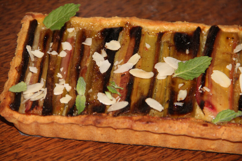 TARTE A LA RHUBARBE, AUX AMANDES ET A LA FEVE TONKA