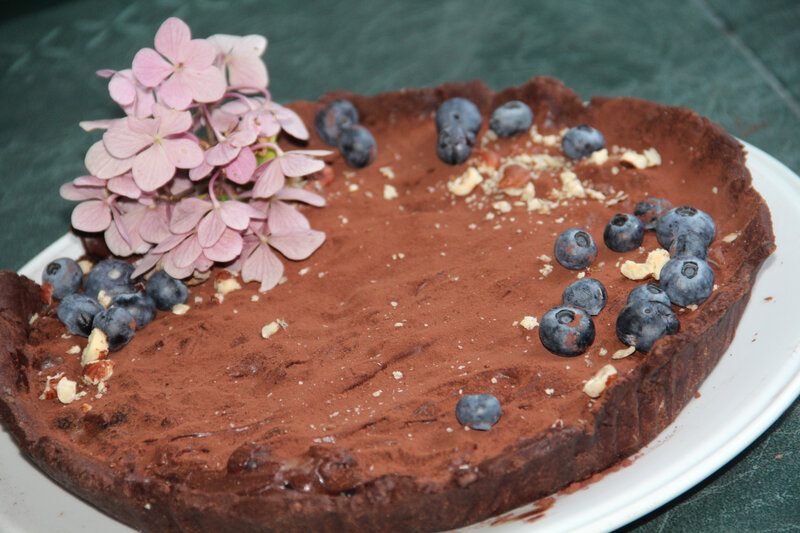 TARTE AU CHOCOLAT, MYRTILLES ET NOISETTES