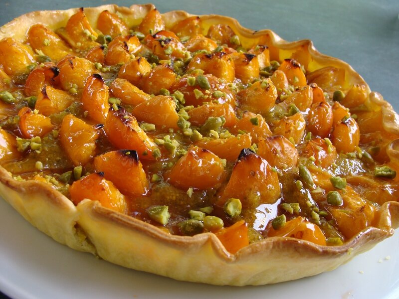 TARTE AUX ABRICOTS CREME D'AMANDES PISTACHEE ET ECLATS DE PISTACHE