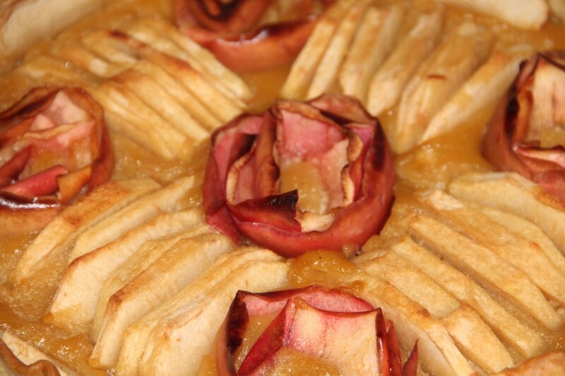 TARTE AUX POMMES ET SES QUELQUES ROSES