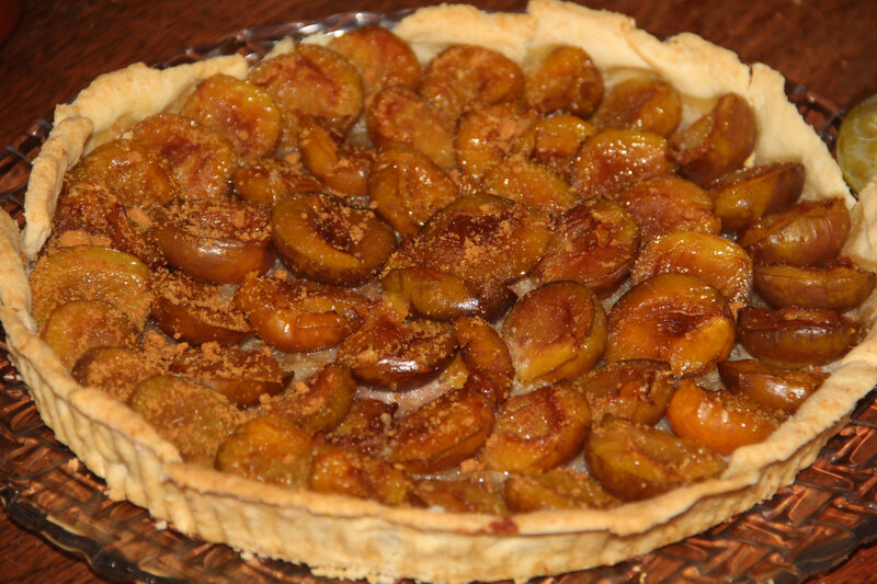 TARTE AUX PRUNES REINE-CLAUDE, AMANDES, MIEL ET SPECULOOS