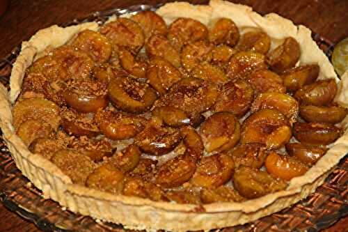 TARTE AUX PRUNES REINE-CLAUDE, AMANDES, MIEL ET SPECULOOS