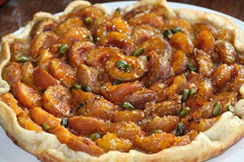 TARTE AUX REINE-CLAUDE ET PISTACHES SUR LIT DE SABLES A L'ORANGE