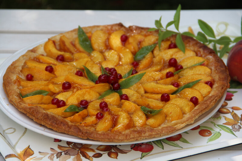 TARTE FINE AUX PECHES, GROSEILLES ET VERVEINE CITRONNELLE