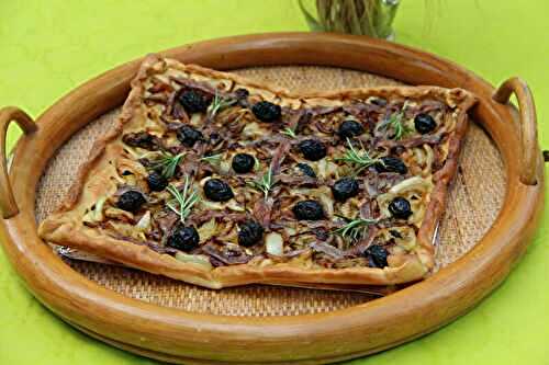 TARTE OIGNONS, OLIVES, ANCHOIS, HERBES AROMATIQUES DU SUD