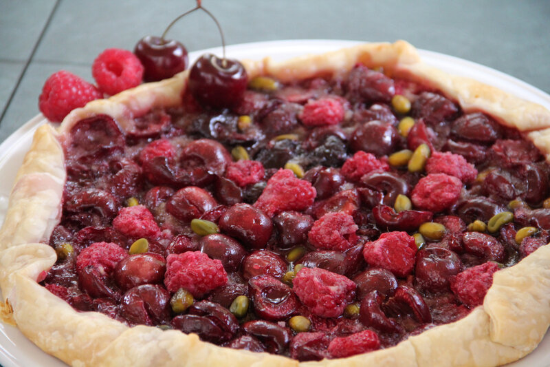 TARTE RUSTIQUE RAPIDE CERISES, FRAMBOISES, PISTACHES