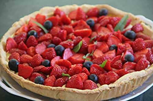 TARTE SABLEE AUX FRAISES SUR UN LIT DE CREME MOUSSELINE A LA VERVEINE CITRONNELLE