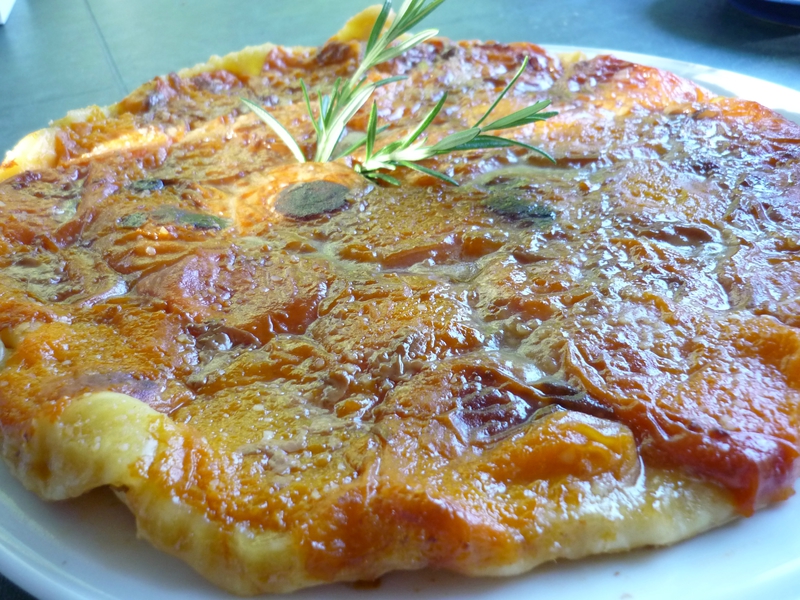 TARTE TATIN AUX ABRICOTS ET ROMARIN