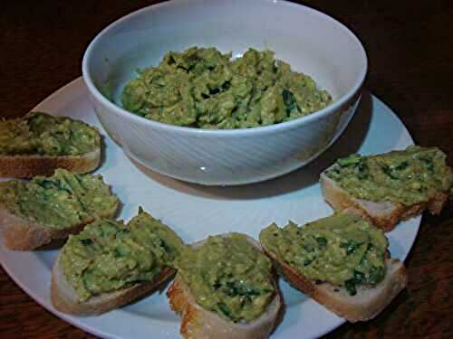 TARTINADE AVOCAT, NOISETTE ET BASILIC