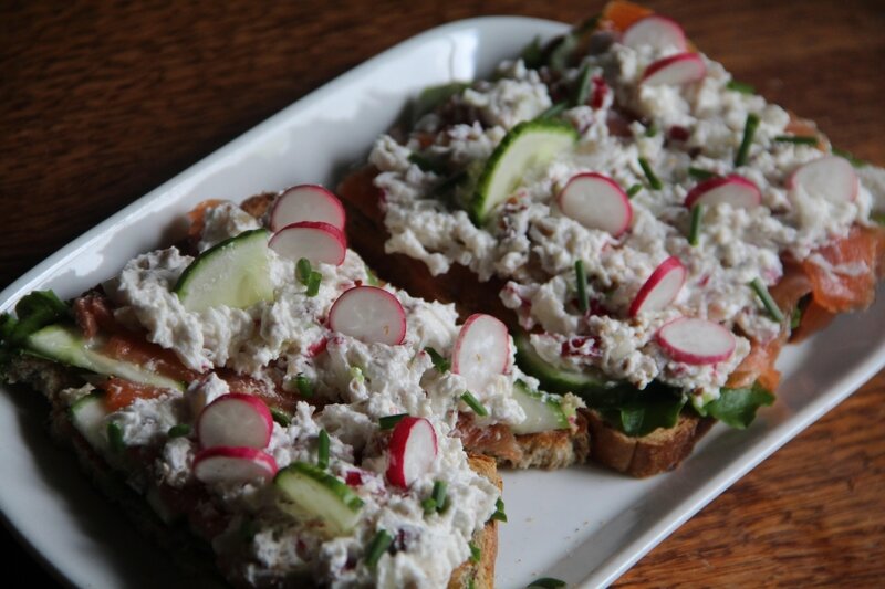 TARTINES DE CHEVRE FRAIS, SAUMON, RADIS ROSES ET NOISETTES