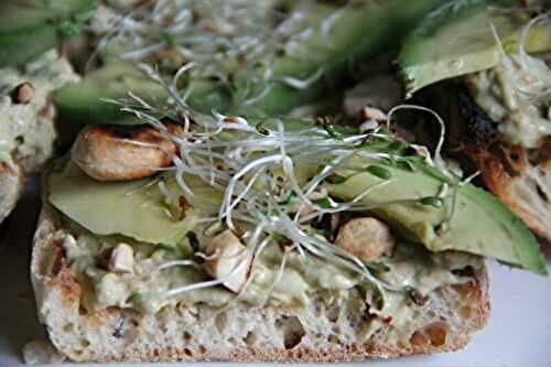 TARTINES DE THON, FROMAGE FRAIS ET AVOCAT AUX GRAINES GERMEES