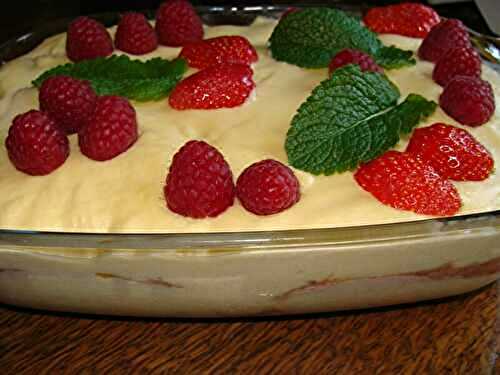 TIRAMISU ET SA COHORTE DE FRAISES ET FRAMBOISES