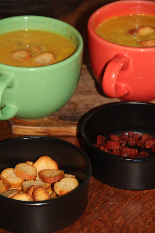 VELOUTE AUX LEGUMES D'HIVER, DES DE CHORIZO ET PETITS CROUTONS