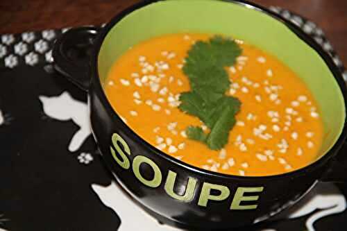 VELOUTE COURGE BUTTERNUT, POTIMARRON, GINGEMBRE, A LA CREME ET AUX ECLATS D'AMANDES