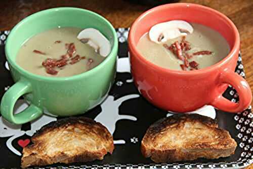 VELOUTE DE CHAMPIGNONS DE PARIS ET ALLUMETTES DE BACON AU BLENDER CHAUFFANT