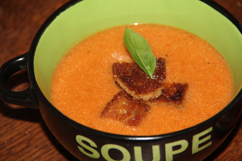 VELOUTE DE TOMATES, BASILIC, RICOTTA ET CROUTONS MAISON AU BLENDER CHAUFFANT