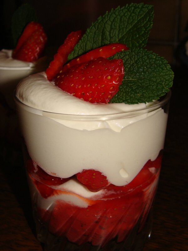 VERRINES DE FRAISES MENTHE CHANTILLY