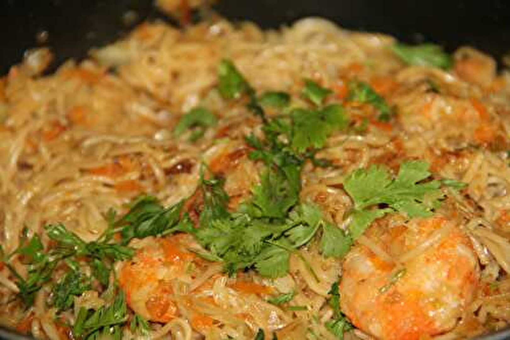 WOK DE CREVETTES SAUTEES, NOUILLES, CHOU ET CAROTTES