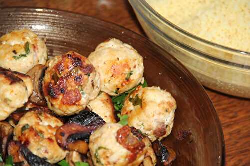 BOULETTES DE DINDE SUR LIT DE SEMOULE AUX CHAMPIGNONS DE PARIS