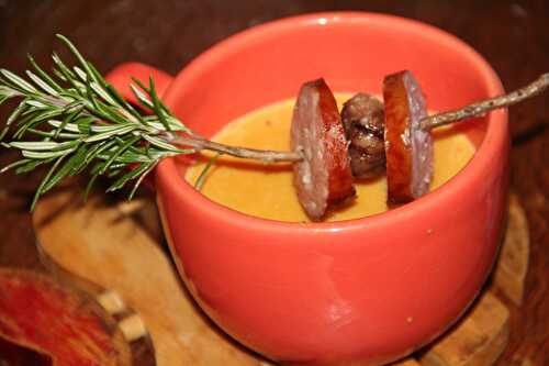 VELOUTE FRANC-COMTOIS DE POTIMARRRON A LA SAUCISSE DE MORTEAU ET A LA CANCOILLOTTE