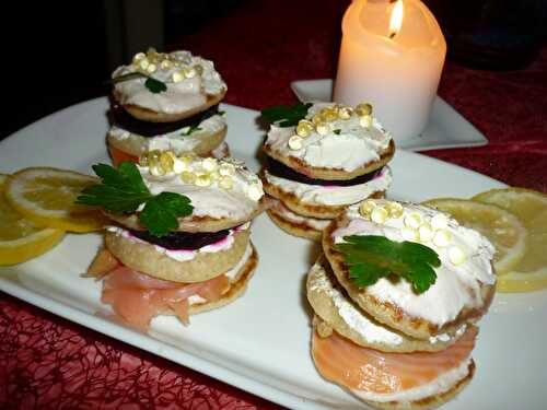 BLINIS CLUBS TARAMA,TRUITE FUMEE, FROMAGE FRAIS, BETTERAVE ROUGE ET PERLES DE CITRON