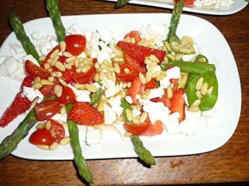 SALADE D'ASPERGES VERTES, TOMATES CERISE, FRAISES ET FETA