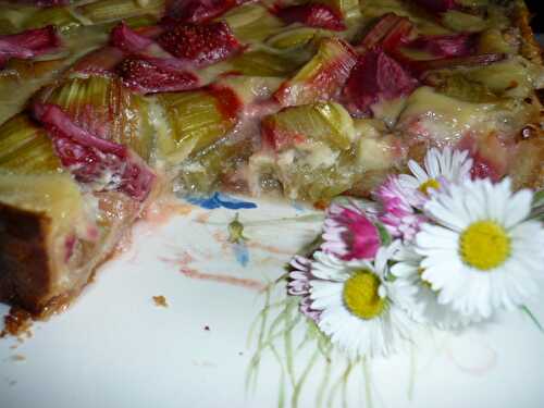 TARTE CREMEUSE RHUBARBE ET FRAISES