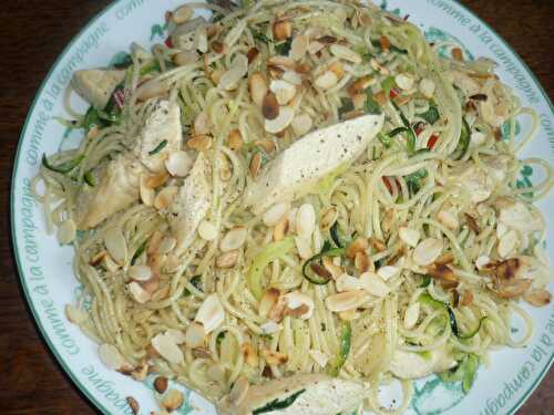 SPAGHETTI ET SPAGHETTI DE COURGETTES, POULET ET AMANDES