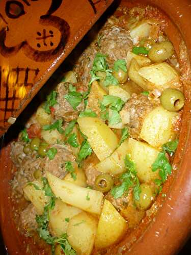 TAJINE DE KEFTAS FARCIES, OLIVES VERTES ET POMMES DE TERRE, SAUCE A LA TOMATE