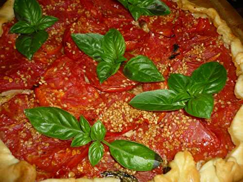 TARTE A LA TOMATE ET AU THON SUR LIT DE MOUTARDE VERTE