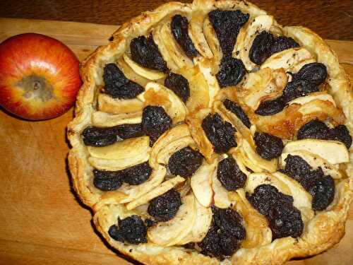 TARTE AU BOUDIN NOIR, AUX OIGNONS COMPOTES ET AUX POMMES